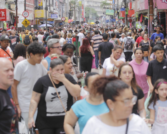 Movimento intenso marca o sábado antes do Natal no Centro de Porto Alegre