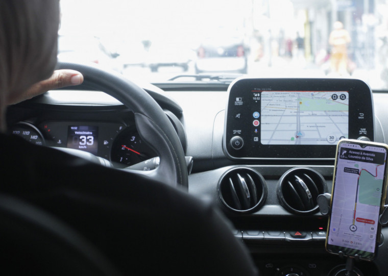 Conhecida pelo transporte de passageiros, empresa investe em parcerias para oferecer entregas 