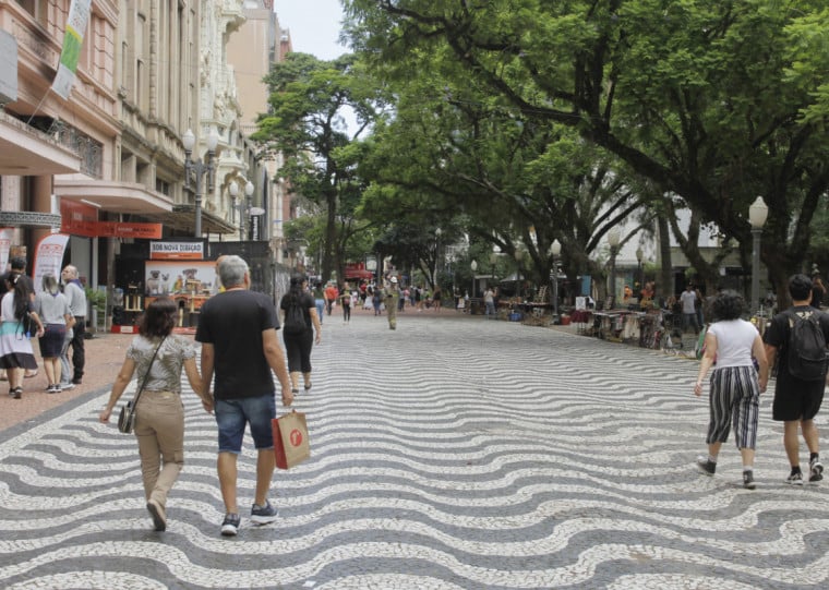 Levantamento mostra que houve um crescimento do percentual das famílias que dizem "mais ou menos endividadas"