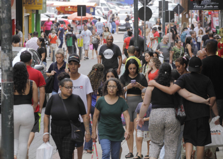 Por causa da alta do dólar, os impostos sobre o comércio externo e as transações internacionais avançaram 0,13 ponto, de 0,53% para 0,66% do PIB