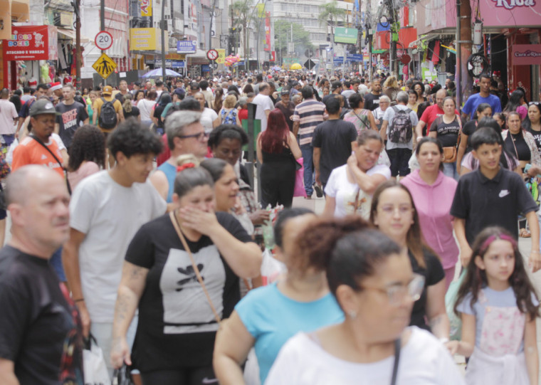 Avenida Voluntários da Pátria registrou movimento intenso no sábado que antecede o Natal 
