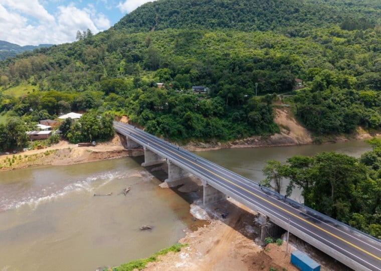 Após 223 dias da interdição da antiga estrutura, em 12 de maio, que colapsou com a força das águas do Rio Caí, a nova ponte na divisa dos municípios de Caxias do Sul e Nova Petrópolis, na BR-116, foi liberada para o fluxo de veículos e pedestres