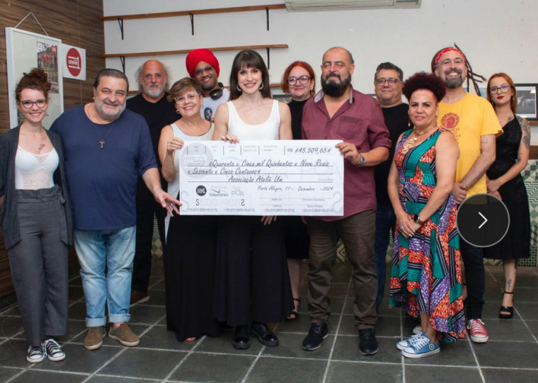 O Studio Prestes e a ONG Parceiros Voluntários entregaram um cheque no valor de R$ 45.509,65 ao nesta quinta-feira (19)