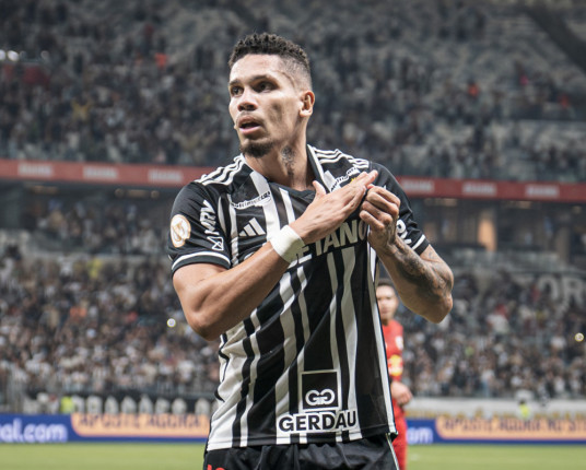 Paulinho chega a São Paulo e fica perto de ser anunciado pelo Palmeiras