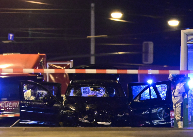 Psiquiatra saudita &eacute; suspeito de matar cinco pessoas ao avan&ccedil;ar um carro sobre a multid&atilde;o em um mercado de Natal lotado
