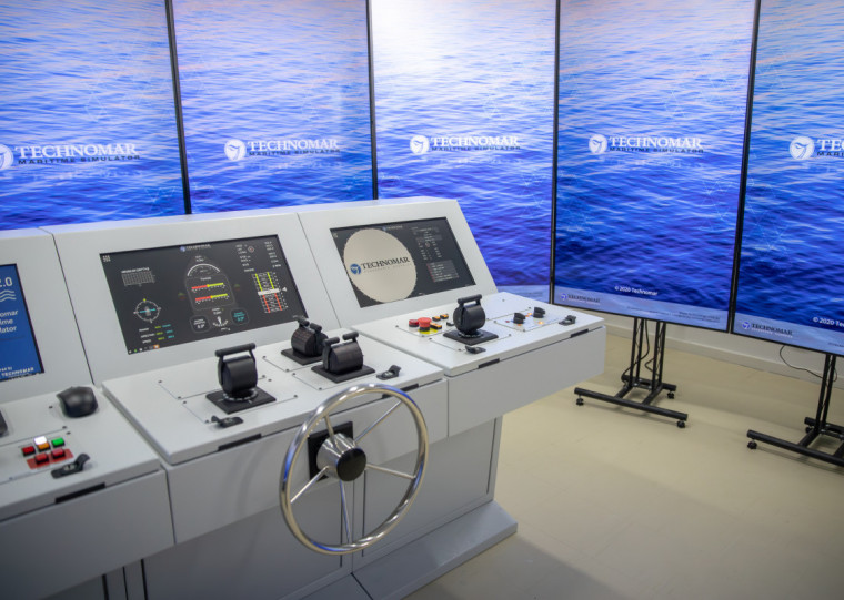 Equipamento reproduz condições como correntes, ventos, ondas, águas rasas e interações com margens, proporcionando resultados precisos para operações em baixa velocidade