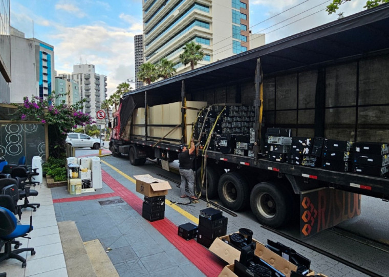 Caminhão com monitores, computadores, cadeiras e outros itens chegou à cidade nesta segunda-feira (23)