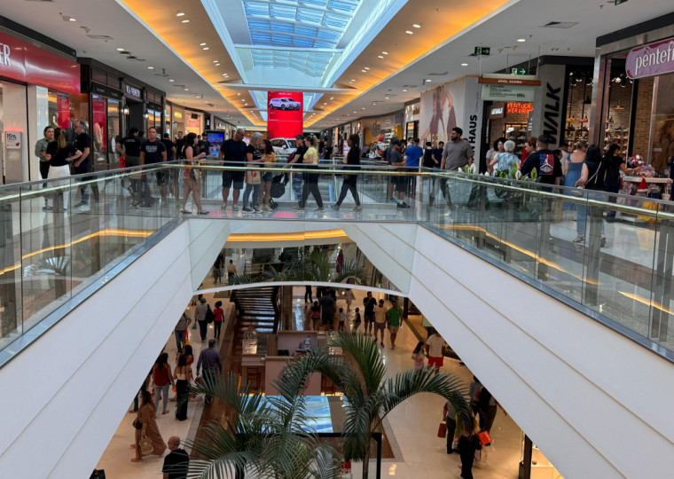 Quem deixou para escolher as compras na véspera encontrou shoppings com grande fluxo de pessoas