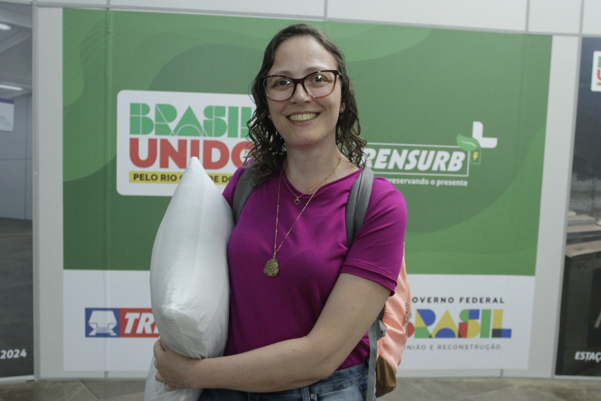 Funcion&aacute;ria p&uacute;blica Ver&ocirc;nica Sydow foi uma das primeiras e embarcar na manh&atilde; desta ter&ccedil;a-feira | EVANDRO OLIVEIRA/JC