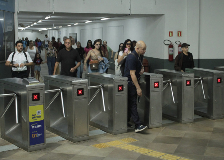 Enquanto as obras continuam, no trecho entre as Estações Farrapos e Mercado, haverá ainda o uso de ônibus em horários específicos