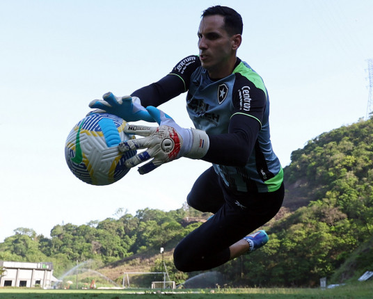 Gatito Fernández acerta com o Cerro Porteño e Botafogo liga alerta para desmanche