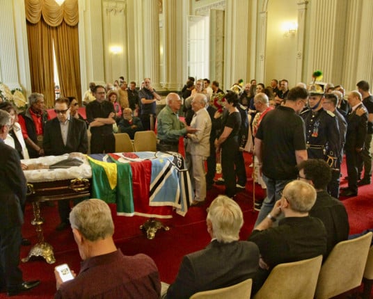 Gaúchos se despedem de Collares em velório no Palácio Piratini