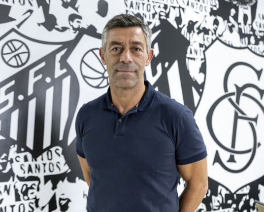 Após namoro com o Grêmio, Caixinha chega ao Brasil e inicia trabalho no Santos