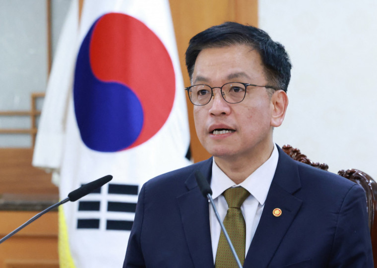 Choi Sang-mok, vice-primeiro-ministro e ministro das finanças, assume como presidente interino
