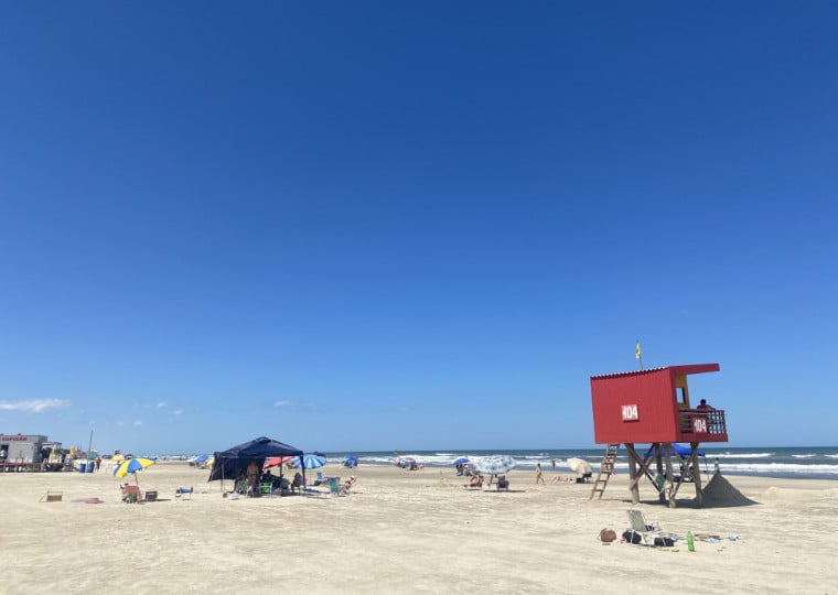 Bandeira que indica as condições do mar é amarela