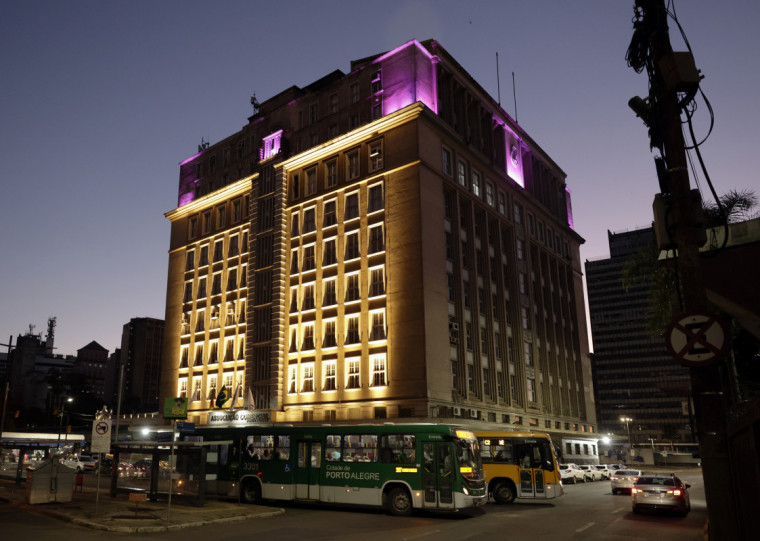 São 36 canhões de luz, equipados com diversas cores e efeitos, capazes de realçar o estilo arquitetônico da construção
