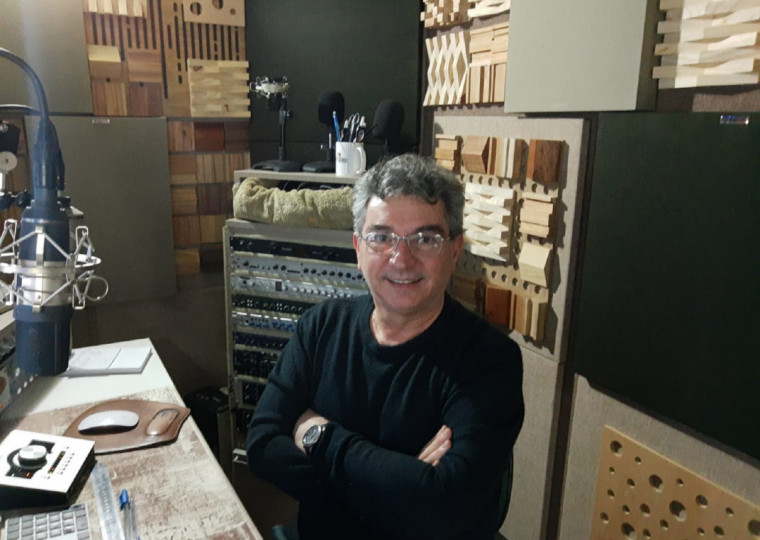 Voz oficial do ícone Sylvester Stallone no Brasil, gaúcho de Caxias trabalha com dublagem há mais de 40 anos