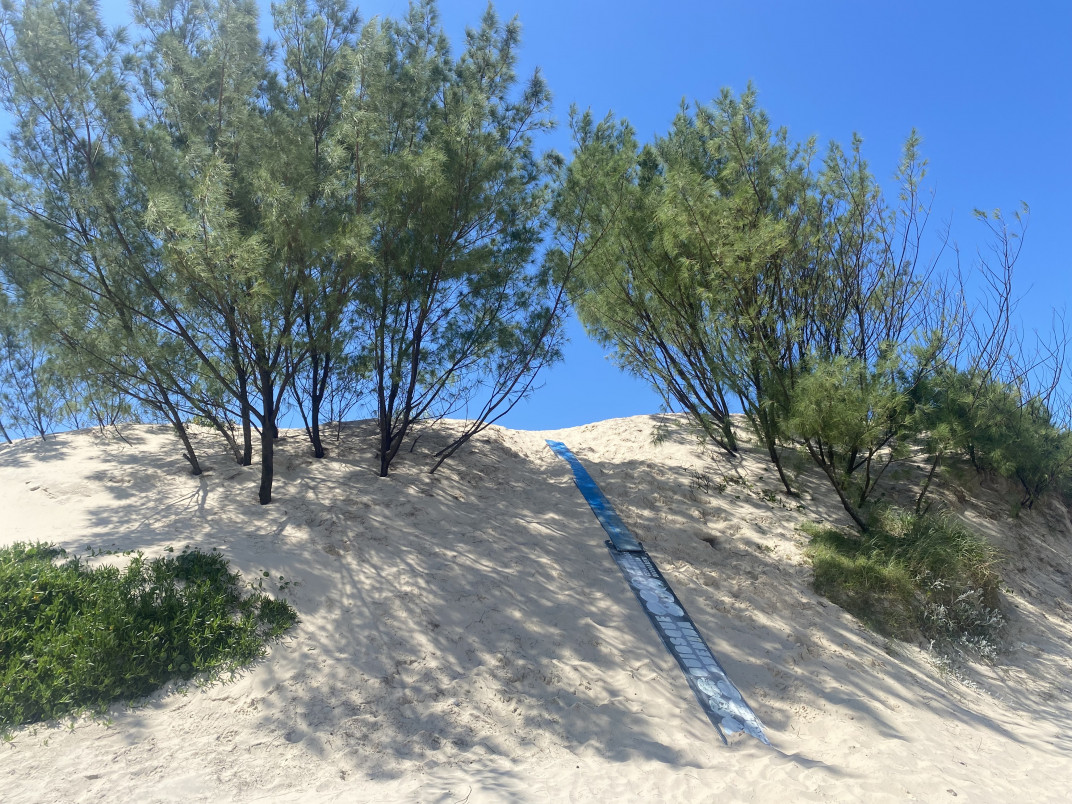 Escorregador com madeira e pl&aacute;stico foi improvisado na praia | Mauro Belo Schneider/Especial/JC