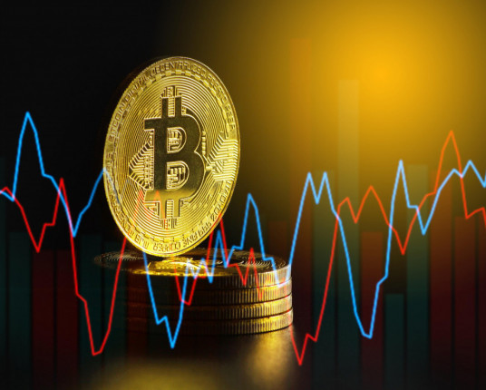 Bitcoin opera em alta e supera marca de US$ 100 mil pela 1ª vez em 2025