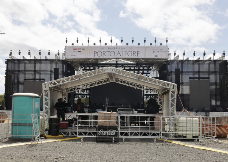 Quatro torres de luz foram instaladas próximas ao palco na tarde desta segunda-feira  