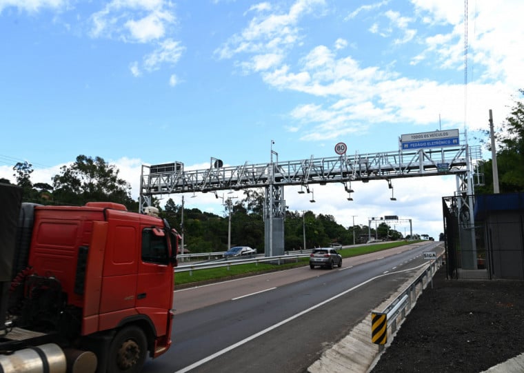 A penalidade por evasão de pedágio no Brasil custa R$ 195,23, conforme o Código de Trânsito Brasileiro (CTB)