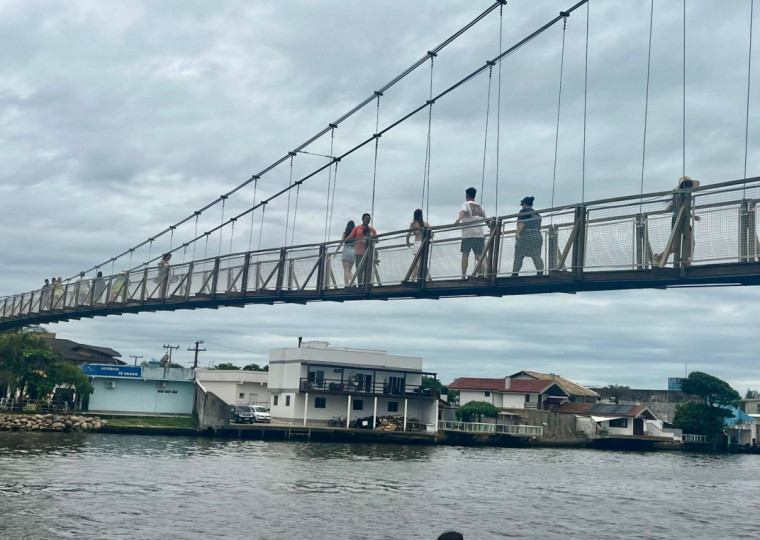 Limite de dez pessoas sobre a ponte tem sido desrespeitado