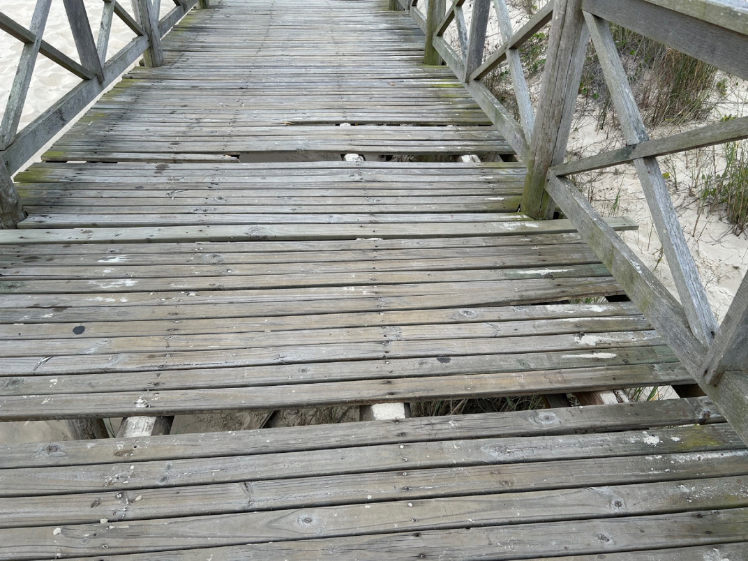 Em diversos pontos, t&aacute;buas est&atilde;o quebradas ou soltas | JO&Atilde;O DIENSTMANN/ESPECIAL/CIDADES