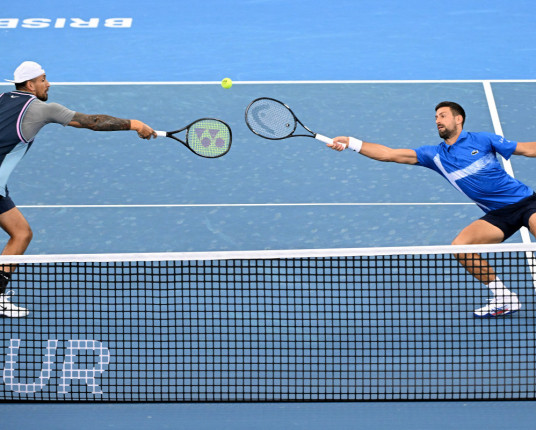 Djokovic e Kyrgios deixam vitória escapar e são eliminados em Brisbane