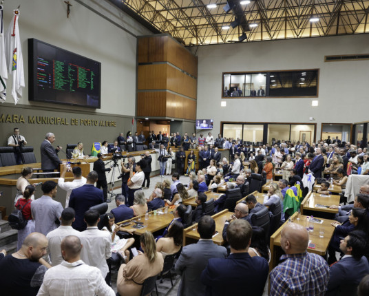 Entre vaias e aplausos, vereadores de Porto Alegre foram empossados