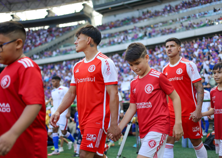 O jornal Daily Record afirma que o argentino firmará vínculo até 2028