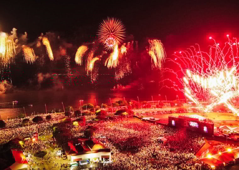 Festa de Réveillon 2025 em Porto Alegre teve a queima de fogos de artifício, com duração prevista de oito minutos 