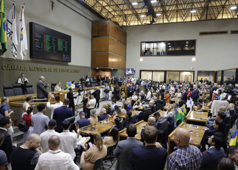 Sebastião Melo foi empossado em ato na Câmara Municipal; em seu discurso destacou a liberdade de expressão, inclusive para 'defesa da ditadura ou comunismo'