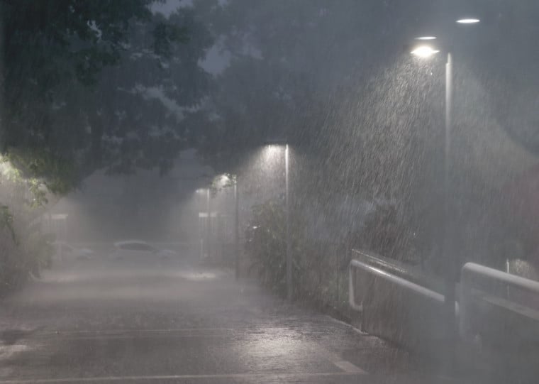 A forte chuva que atinge a Capital causa transtornos no final do feriado