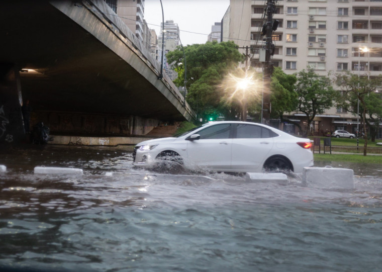 Temporal que atingiu Porto Alegre na tarde desta quarta-feira causou alagamentos em várias vias