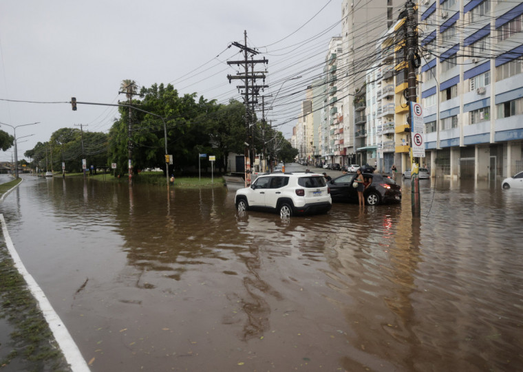 A forte chuva que atingiu Porto Alegre na tarde de 1º de janeiro causou alagamentos