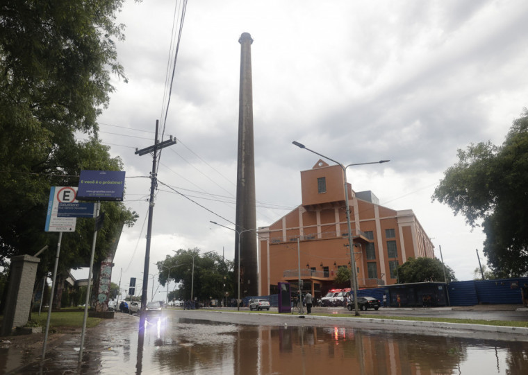 Na tarde de quarta-feira, diversas ruas ficaram alagadas devido às fortes chuvas