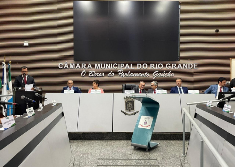 Cerimônia teve presença do ex-governador Olívio Dutra (2º à direita) 