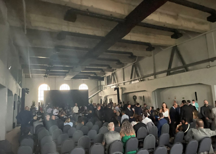 Sem luz e com goteiras, espaço não teve condições de receber solenidade