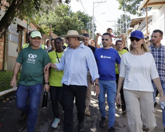 Na primeira agenda do segundo mandato, Melo visita região Glória