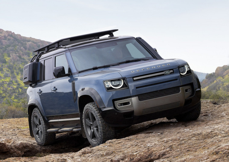 Dianteira robusta tem capô elevado, grade esculpida e faróis LED Matrix com luz diurna 