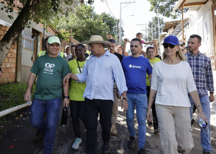 Acompanhado de secretários e da vice Betina Worm (PL), a primeira visita foi à comunidade do Jardim Marabá