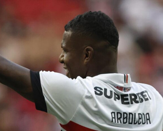 Grêmio faz sondagem por Arboleda, mas São Paulo nem abre negociação