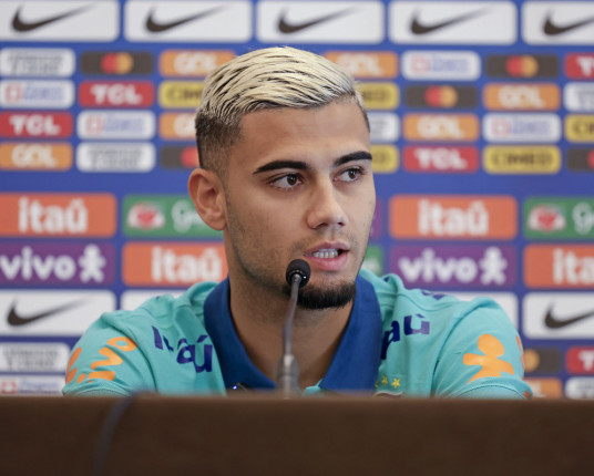 De olho em Villasanti, Palmeiras pode oferecer jogadores ao Fulham para ter Andreas Pereira