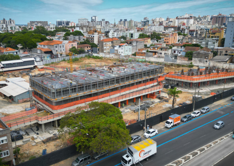 Construção da primeira fase avança rápido no mega terreno, que é o último na região da Cidade Baixa