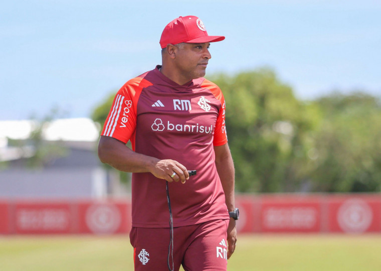 Roger Machado deve contar com manutenção da equipe após venda de Gabriel Carvalho