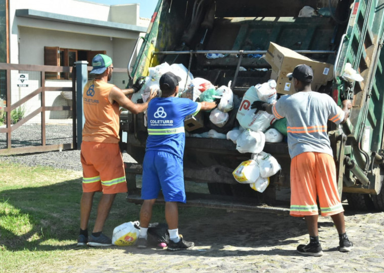 Aumento na população durante o verão eleva também a produção de lixo