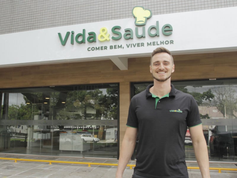 Layon Anselmini est&aacute; &agrave; frente do restaurante Vida e Sa&uacute;de, que abriu nova unidade na Zona Sul Foto: EVANDRO OLIVEIRA/JC