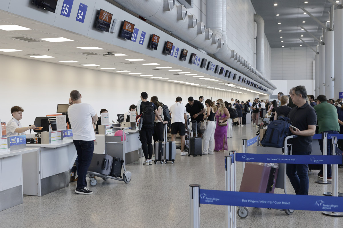 Alimentação cara em aeroporto permite ter menor tarifa aeroportuária do mundo, segundo a Anac