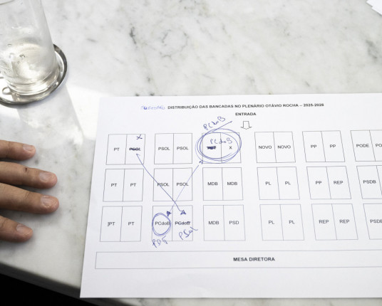 Nova disposição de assentos no plenário da Câmara de Porto Alegre gera polêmica na primeira sessão do ano