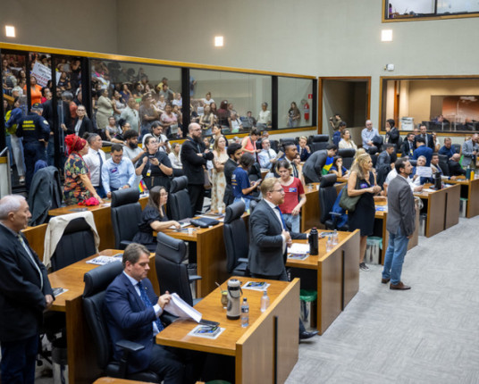 Liminar judicial barra votação de projetos de Melo na Câmara Municipal